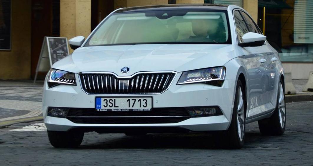 YEN 2015 SKODA SUPERB PRAG YOLLARINDA RESM GALERS